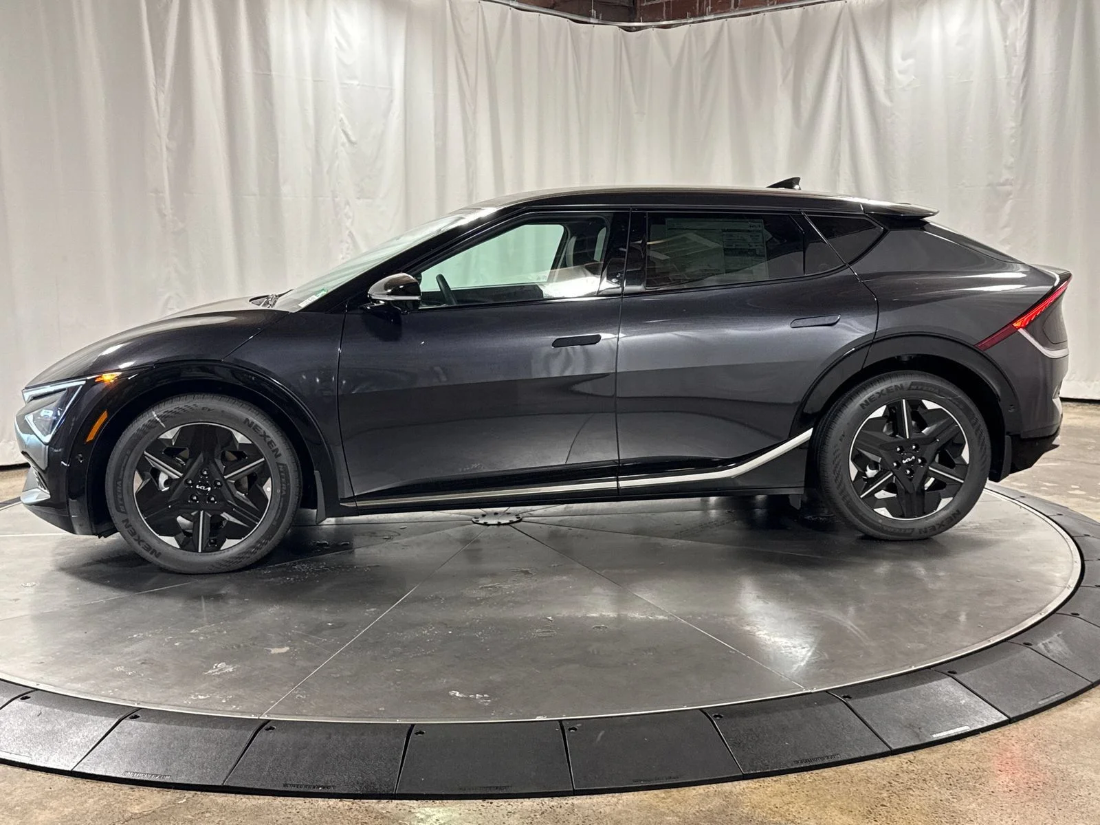 New 2026 Gray Metallic Kia Wind image 8
