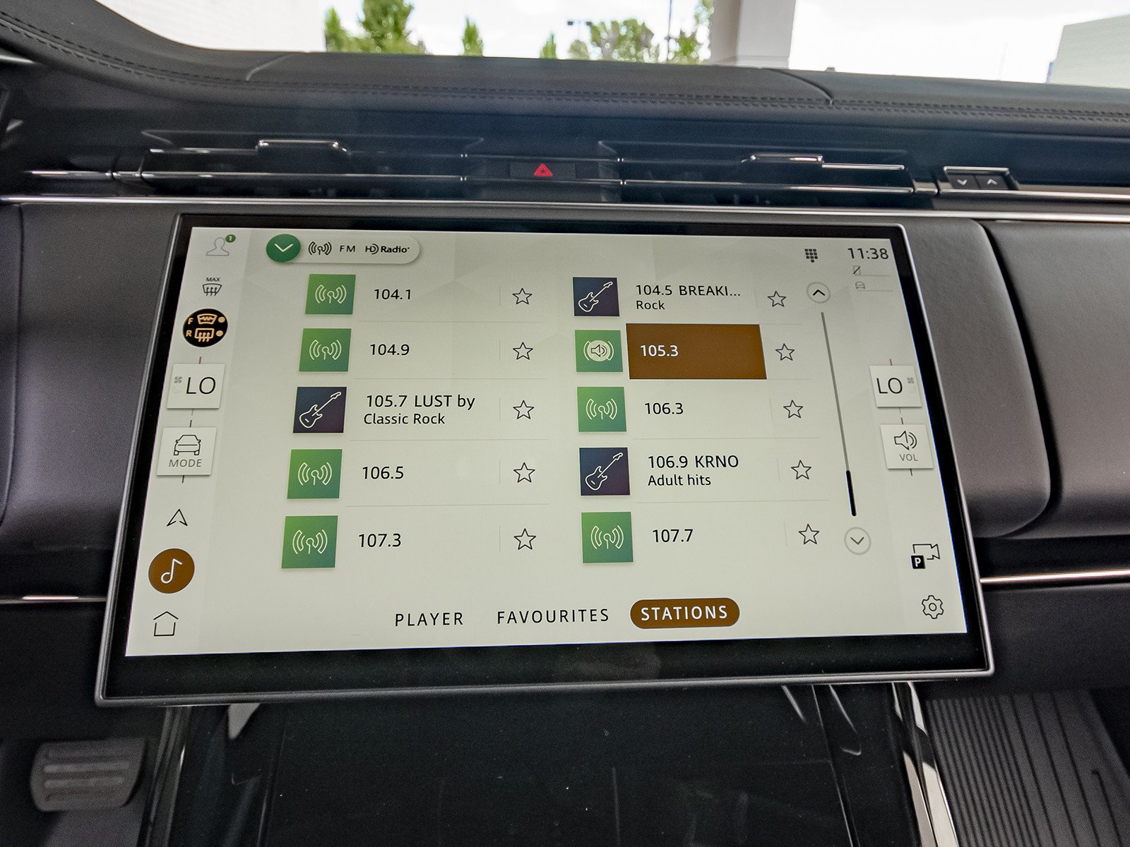 New 2026 Santorini Black Land Rover SE image 19