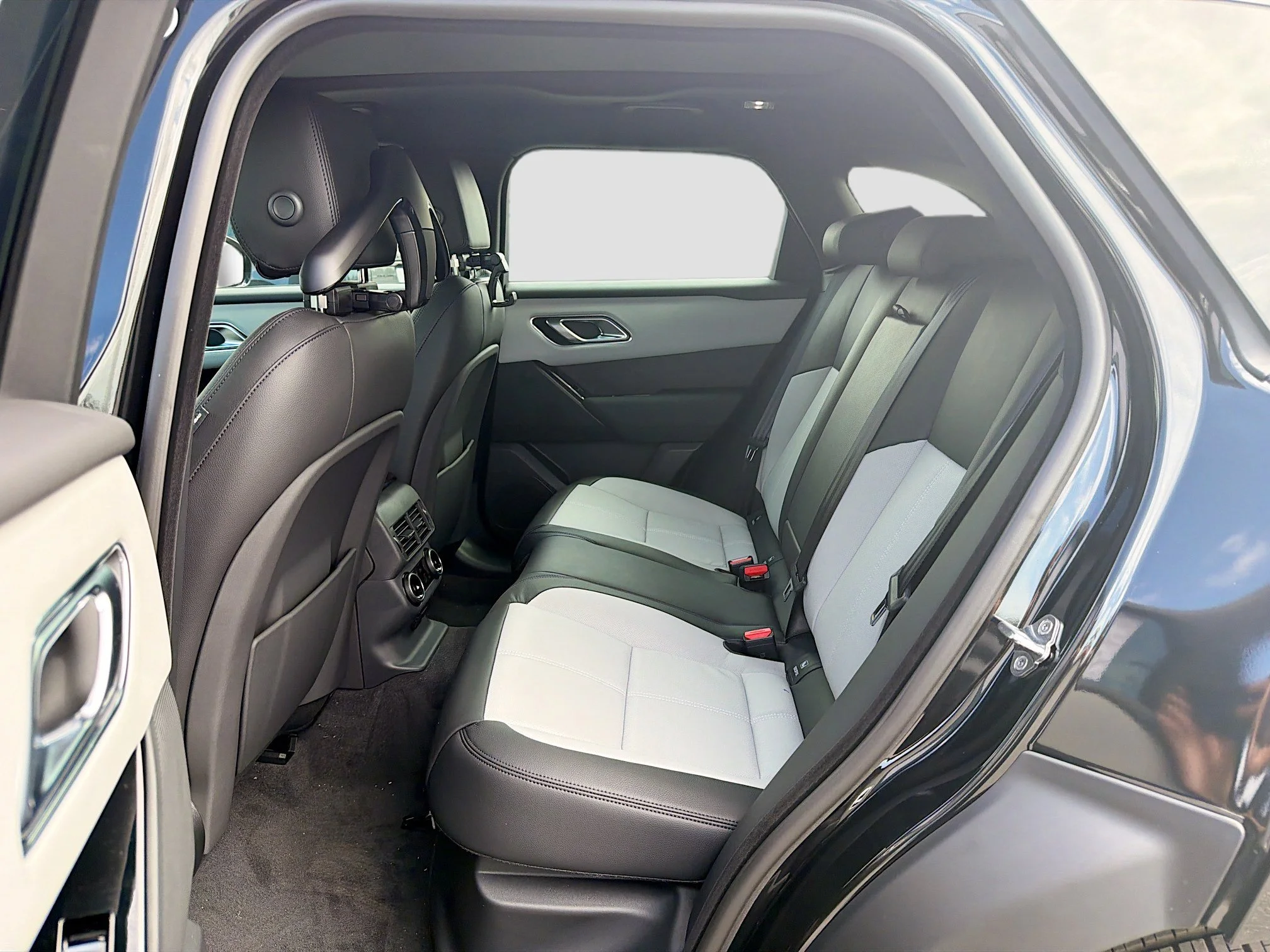 New 2026 Santorini Black Land Rover Dynamic SE image 21