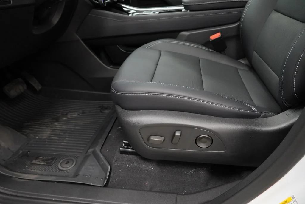 New 2027 Summit White Chevrolet LT image 24