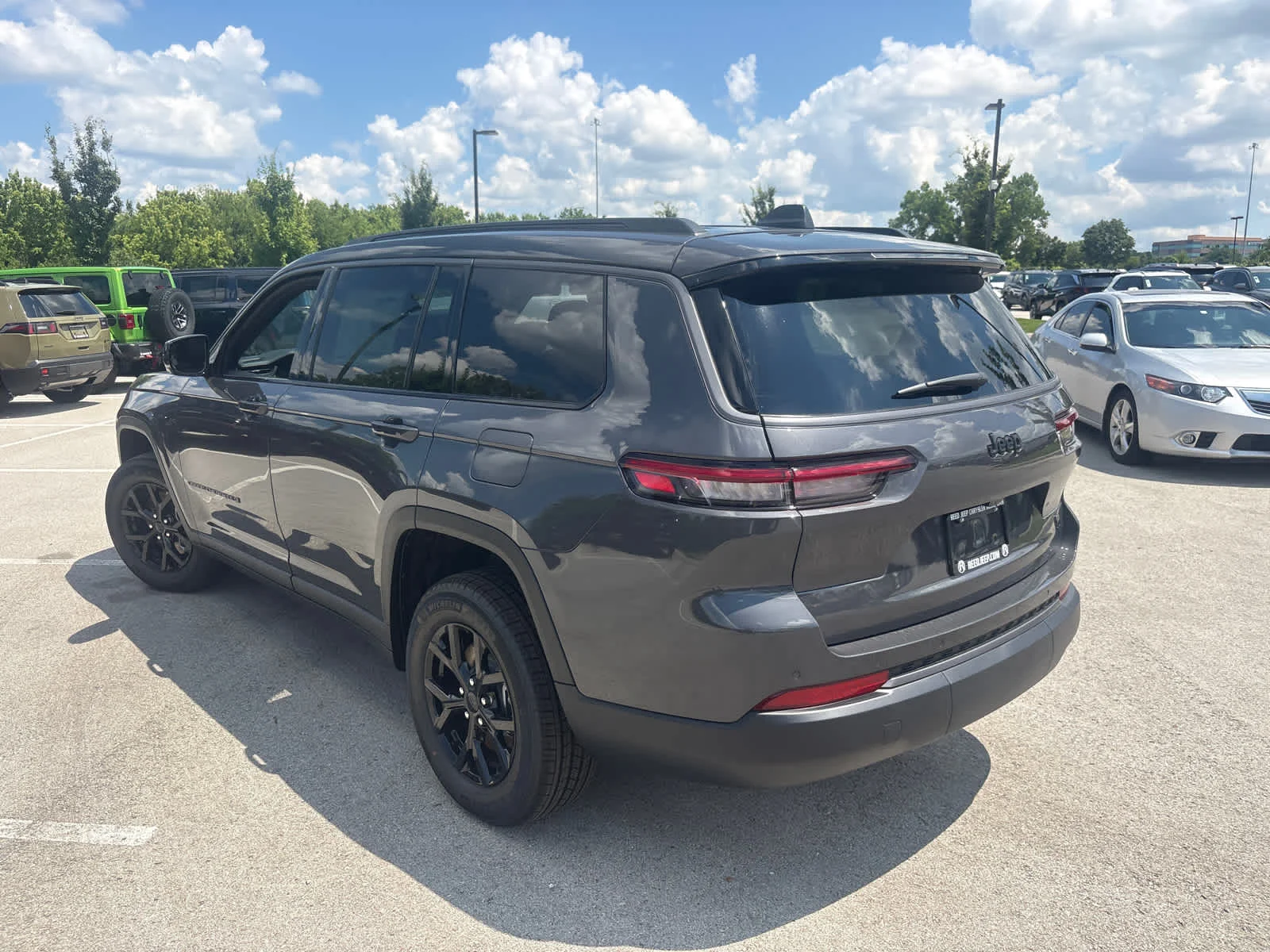 New 2026 Baltic Gray Metallic Clear-Coat Exterior Paint Jeep Laredo Altitude image 8