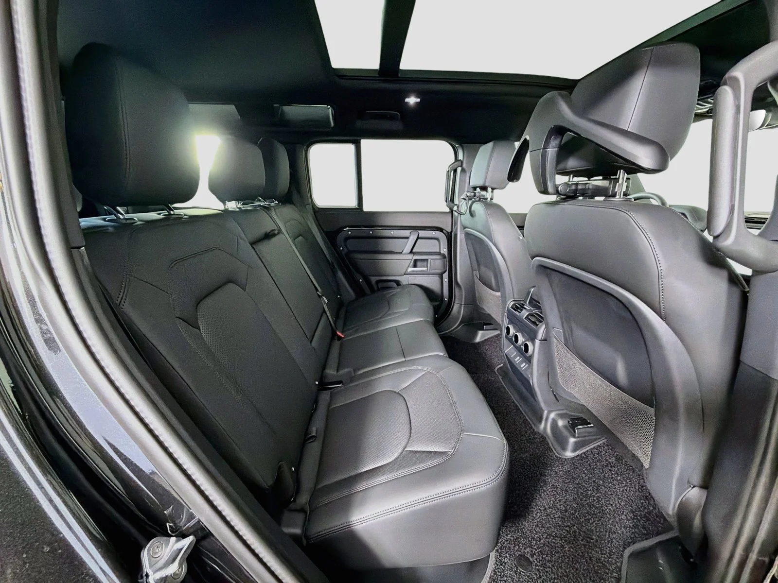New 2026 Santorini Black Land Rover X-Dynamic SE image 31