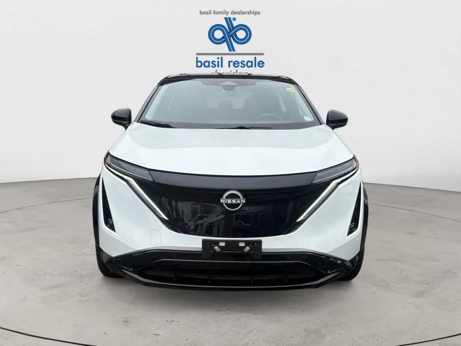 Used 2023 Everest White Pearl Tricoat/Black Diamond Pearl Nissan ENGAGE image 9