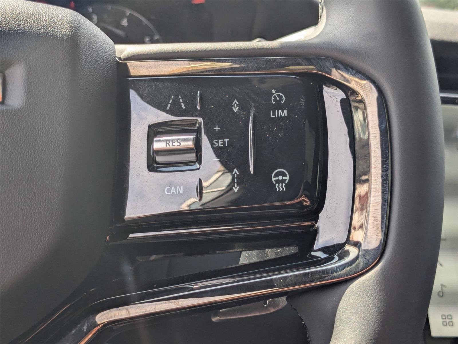Used 2025 Fuji White Land Rover Dynamic SE image 17