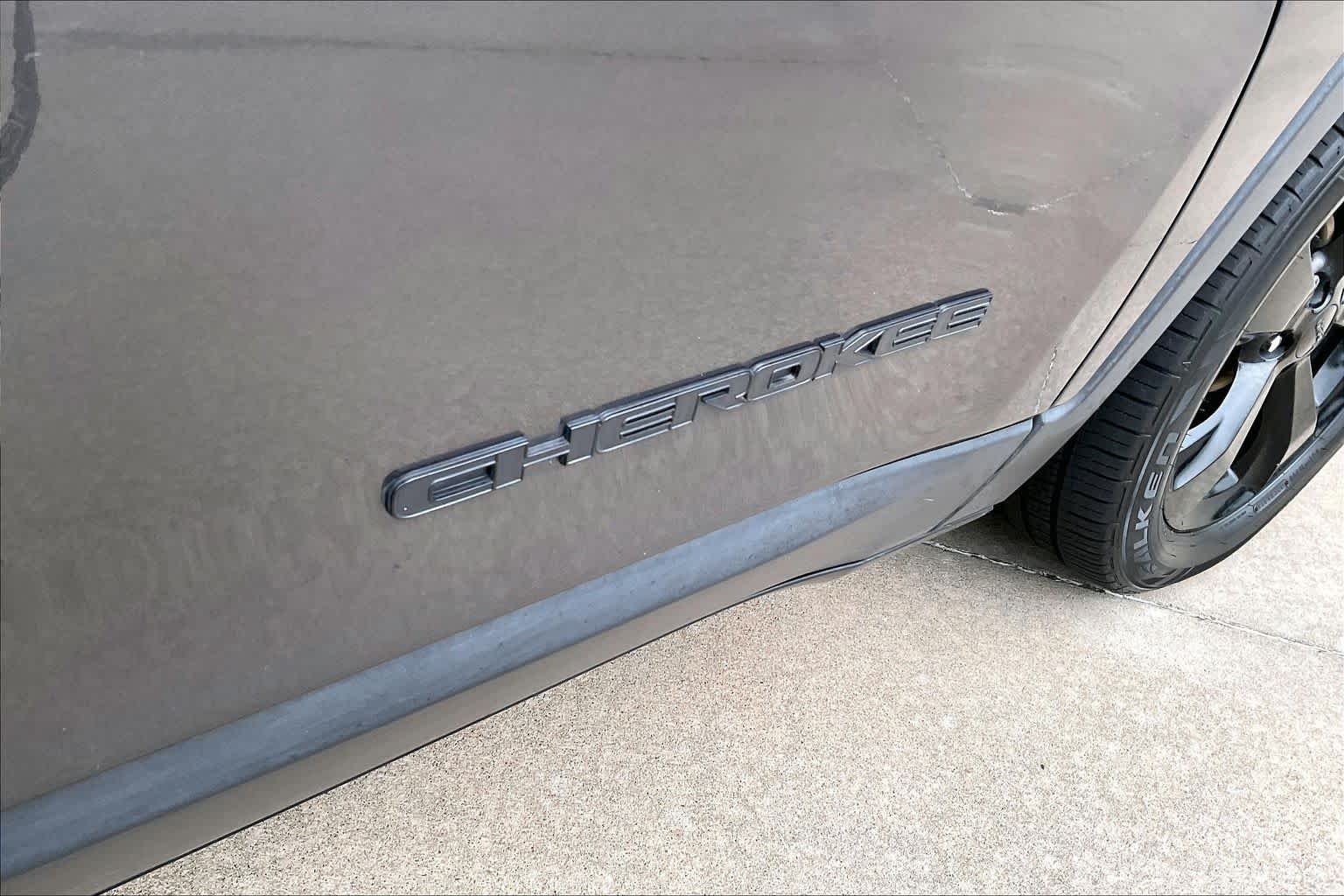 Used 2019 Granite Crystal Metallic Clearcoat Jeep Altitude image 10