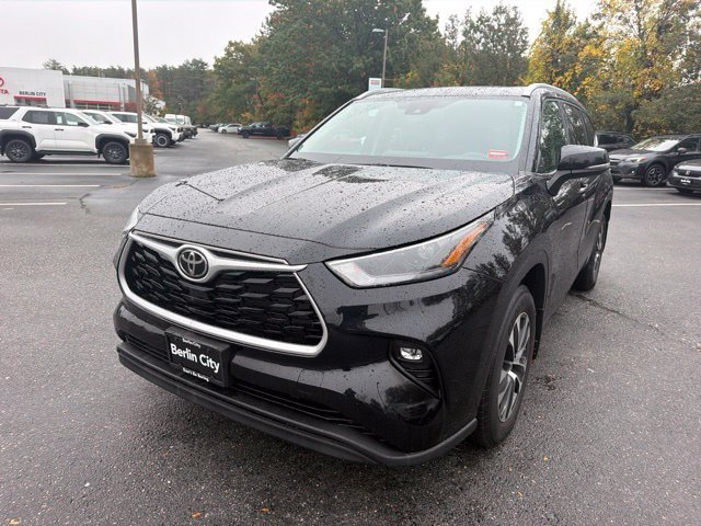 Used 2022 Midnight Black Metallic Toyota XLE image 8