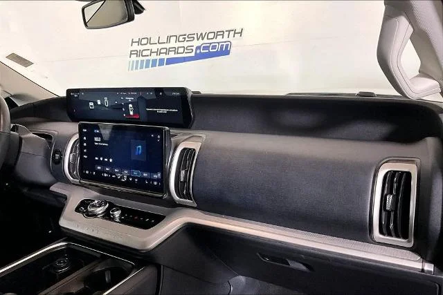 Used 2025 Oxford White Ford Active image 39