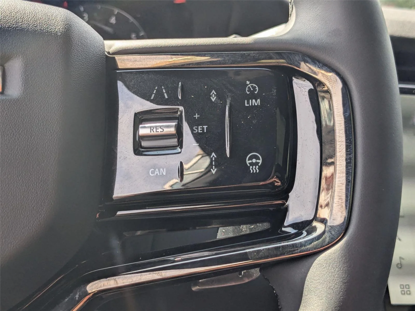 Used 2025 Fuji White Land Rover Dynamic SE image 17
