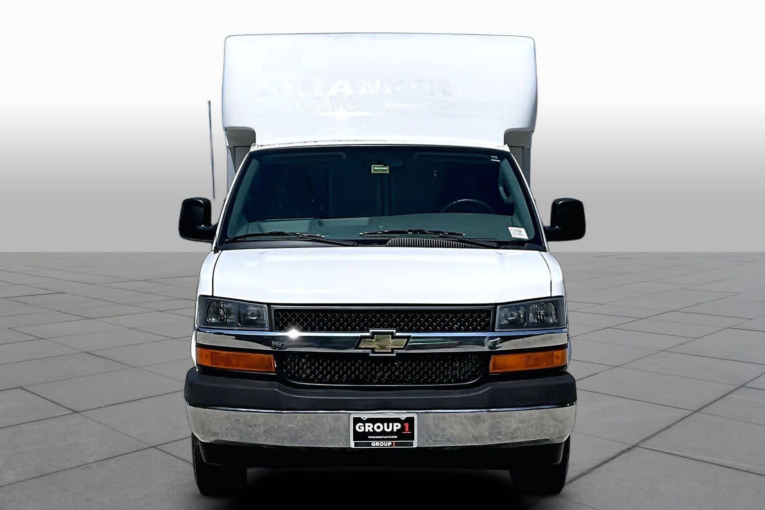 Used 2017 Summit White Chevrolet  image 4