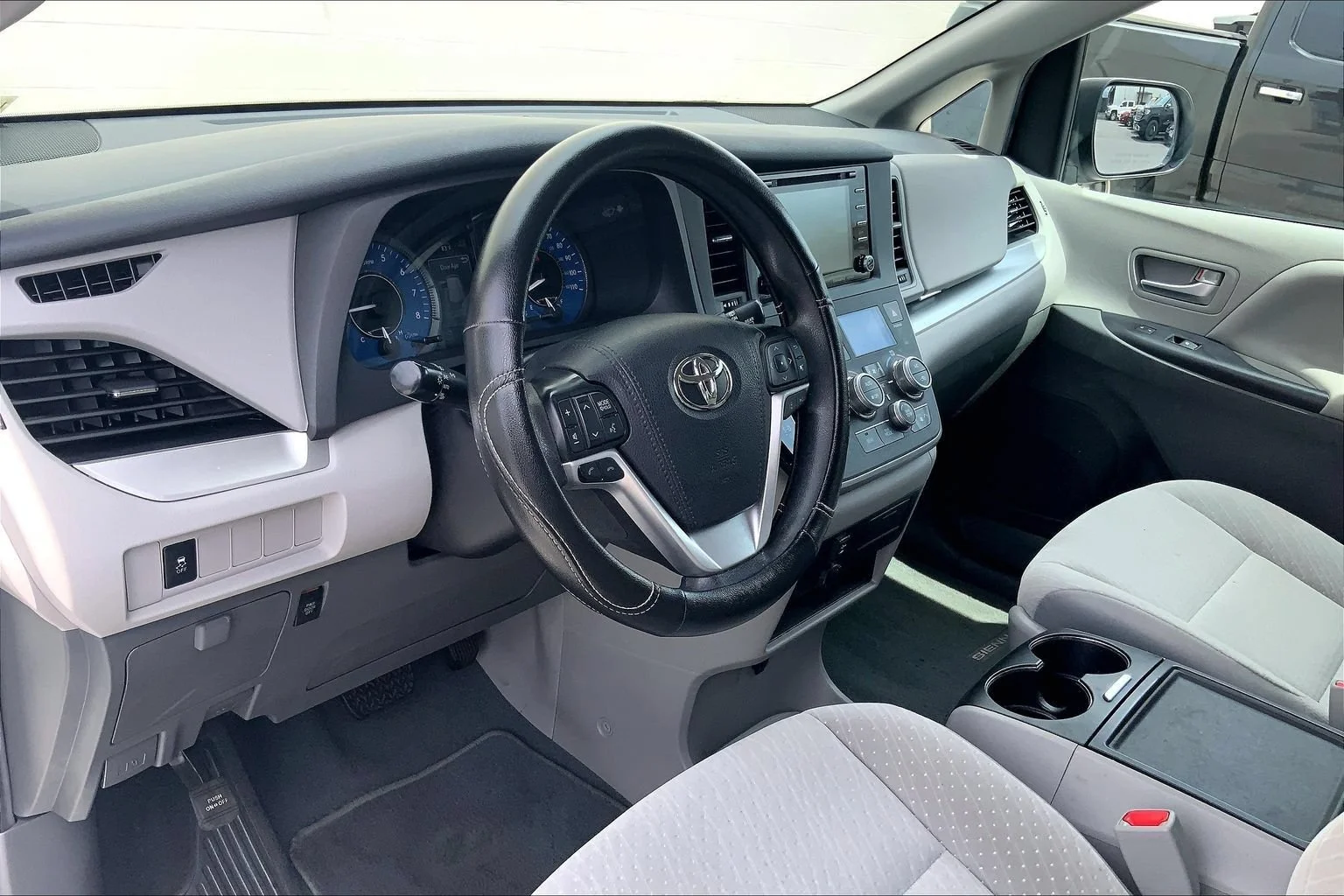 Used 2020 Whi/white Toyota LE Auto Access Seat image 2