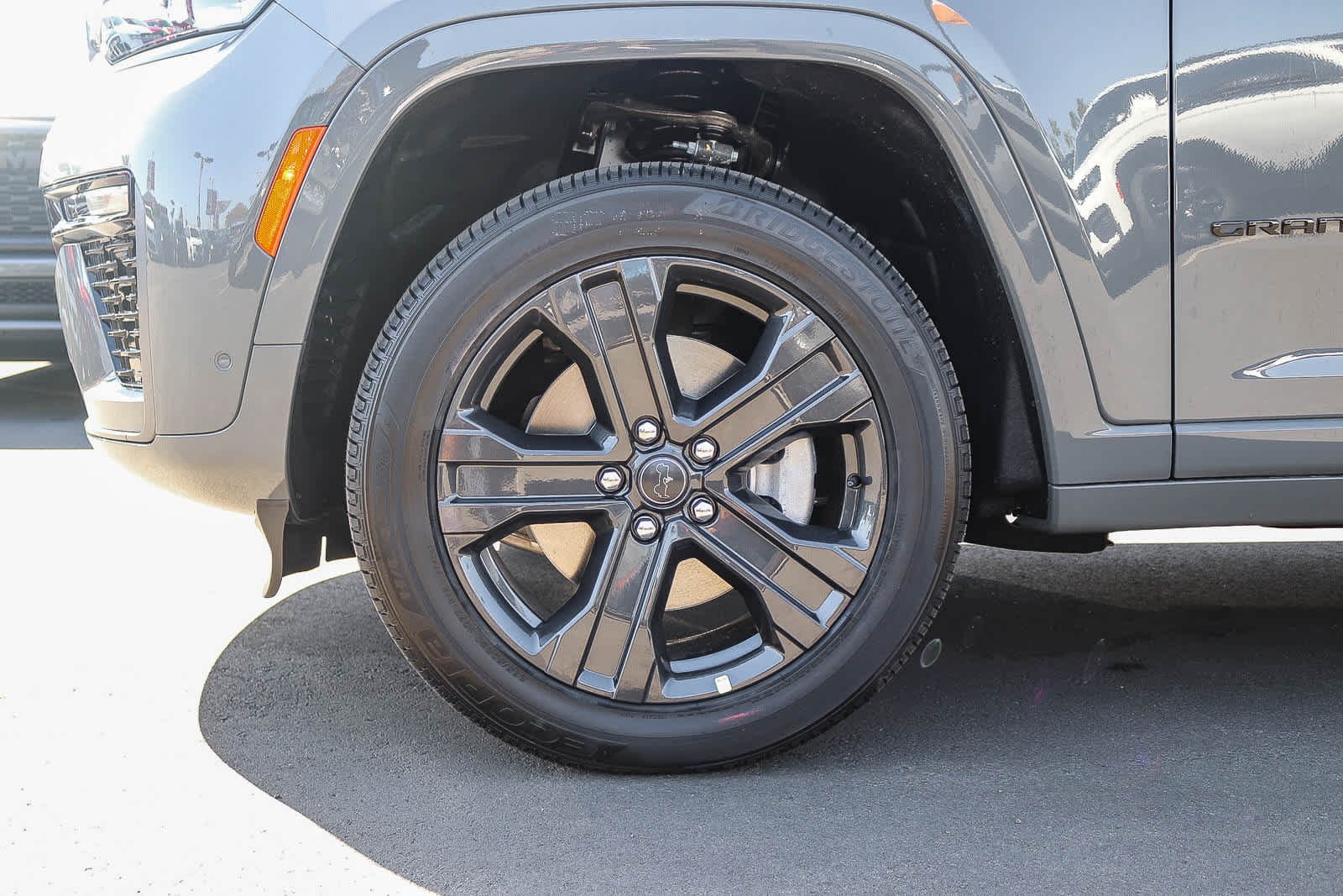 New 2027 Sting-Gray Clear-Coat Paint Jeep Limited Reserve image 10