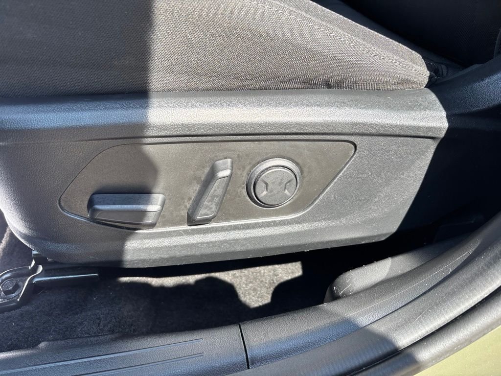 Used 2025 Green Hyundai SEL image 19