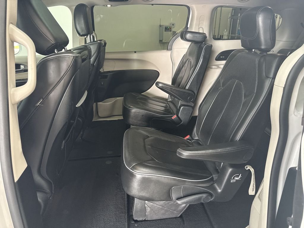 Used 2018 Bright White Clearcoat Chrysler Limited image 16