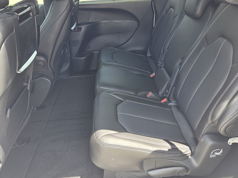 2026 Chrysler Pacifica Select - Photo 10