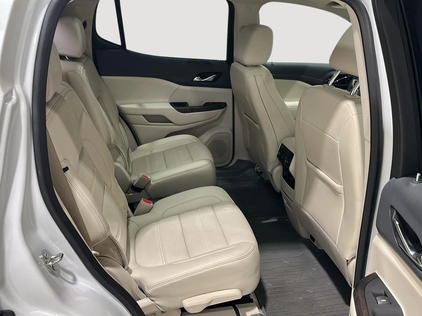 Used 2023 White Frost Tricoat GMC Denali image 27
