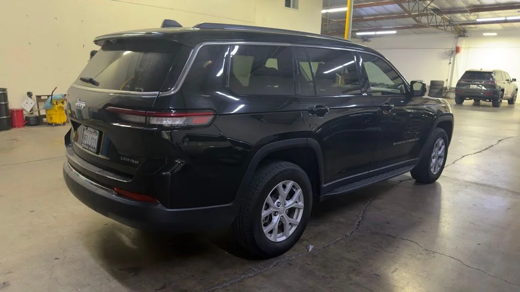 Used 2023 Diamond Black Crystal Pearl Coat Jeep Limited image 4