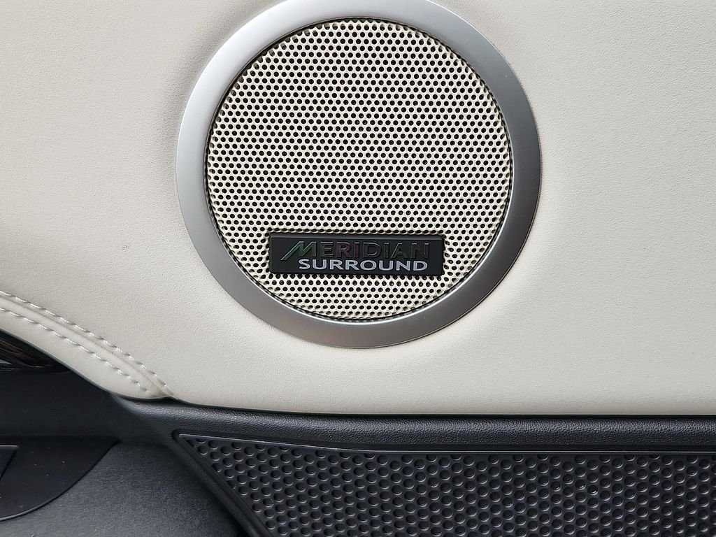 Used 2025 Fuji White Land Rover S image 24