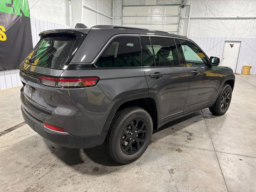 New 2026 Baltic Gray Metallic Clear-Coat Exterior Paint Jeep Laredo Altitude image 6