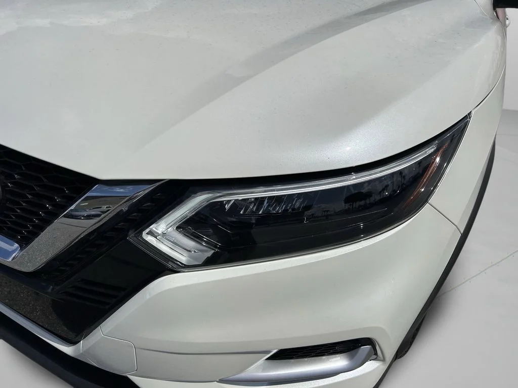 Used 2021 White Nissan SL image 13