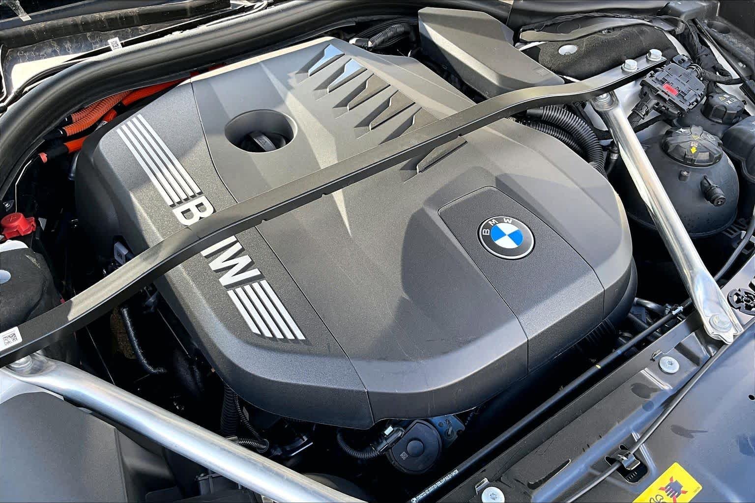 New 2026 Mineral White Metallic BMW 750e xDrive image 17