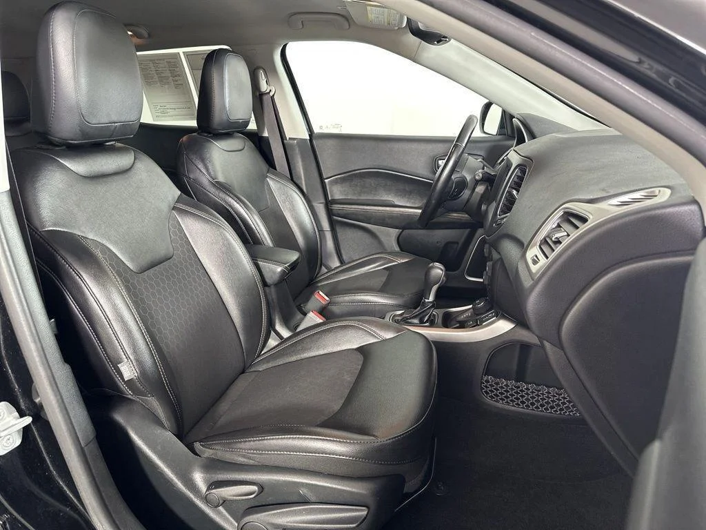 Used 2019  Jeep  image 18