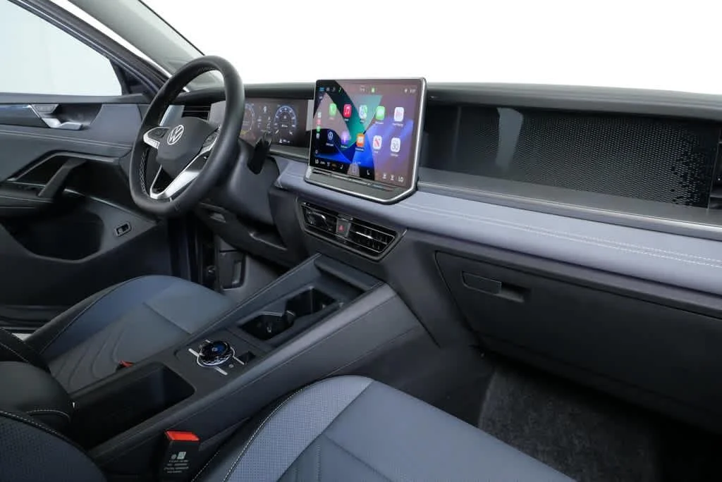 New 2026 Platinum Gray Metallic Volkswagen SE image 18