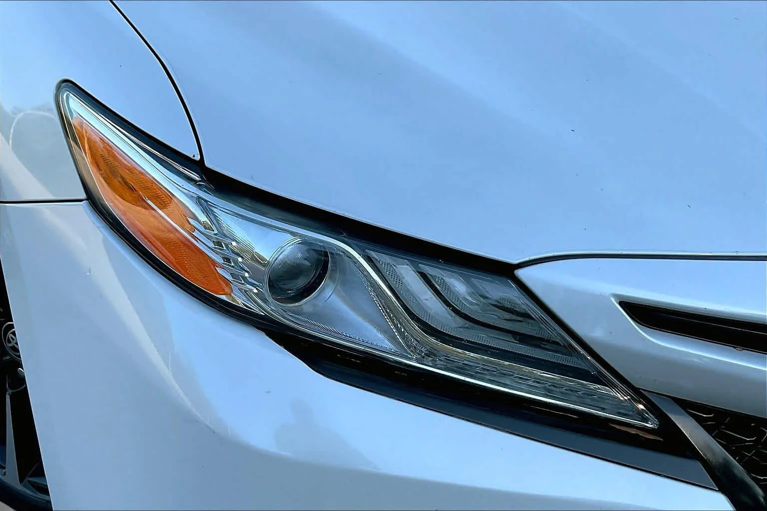 Used 2020 Wind Chill Pearl/Midnight Black Metallic Toyota XSE image 28
