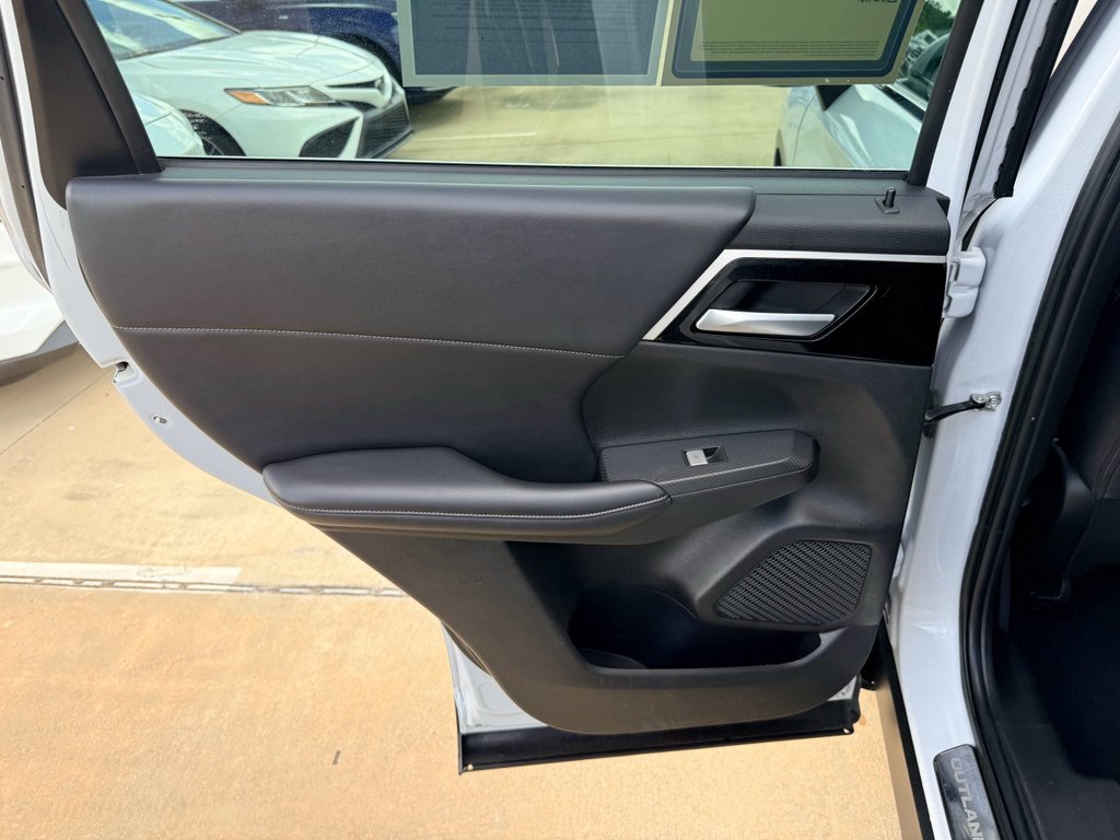 Used 2023  Mitsubishi SE Special Edition image 17