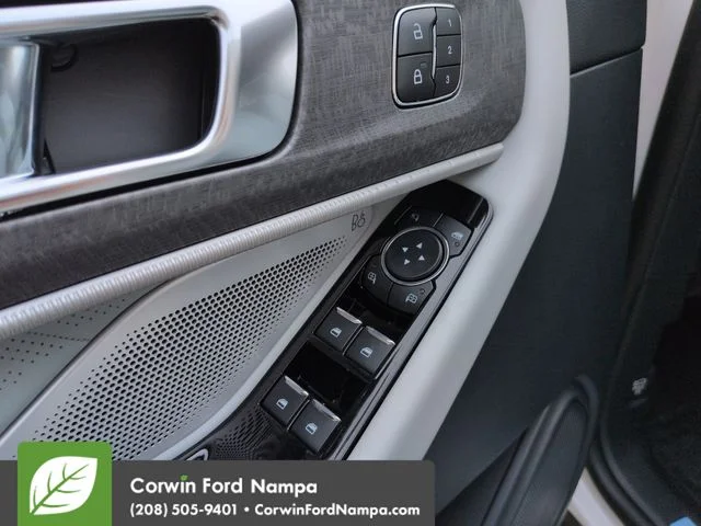 New 2026 Star White Metallic Tri-Coat Ford Platinum image 11