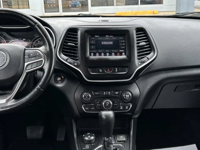 Used 2021 White Jeep Latitude Lux image 25