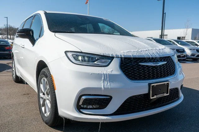 New 2026 Bright White Clear-Coat Exterior Paint Chrysler Select image 4