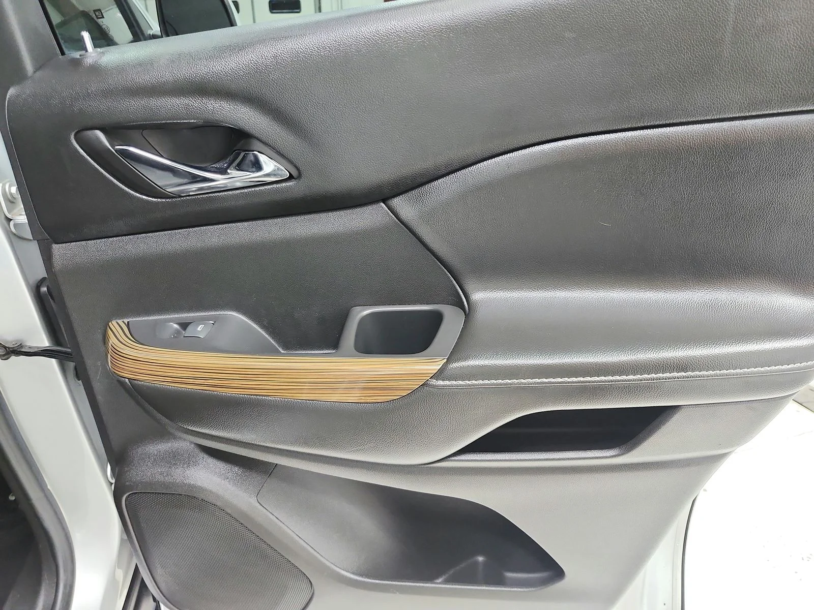 Used 2018 Silver GMC SLE-2 image 43