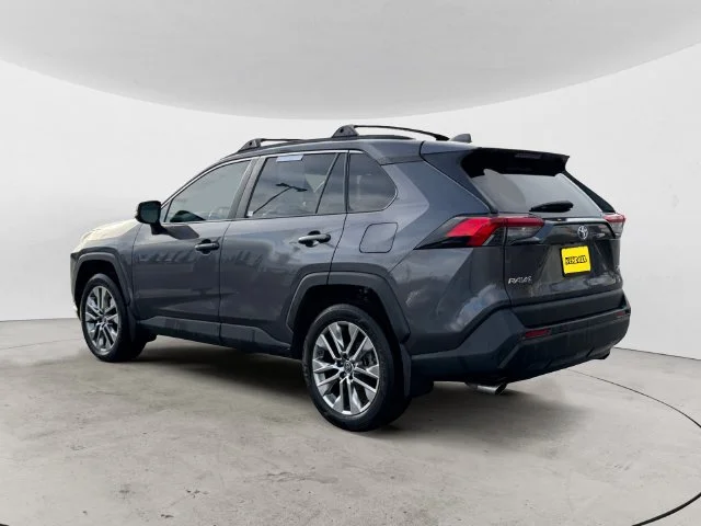 Used 2019 Gray Toyota XLE Premium image 7