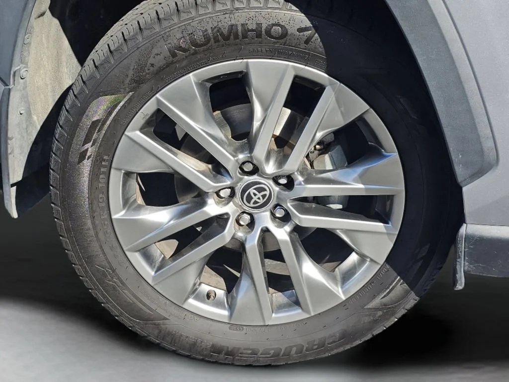 Used 2022 Silver Sky Metallic Toyota XLE Premium image 19