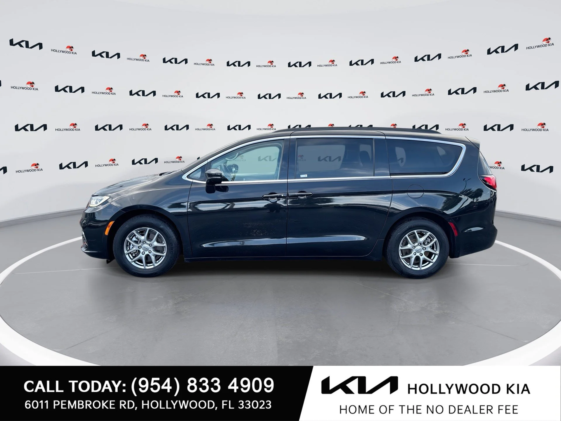 Used 2021 Brilliant Black Crystal Pearlcoat Chrysler Touring image 5