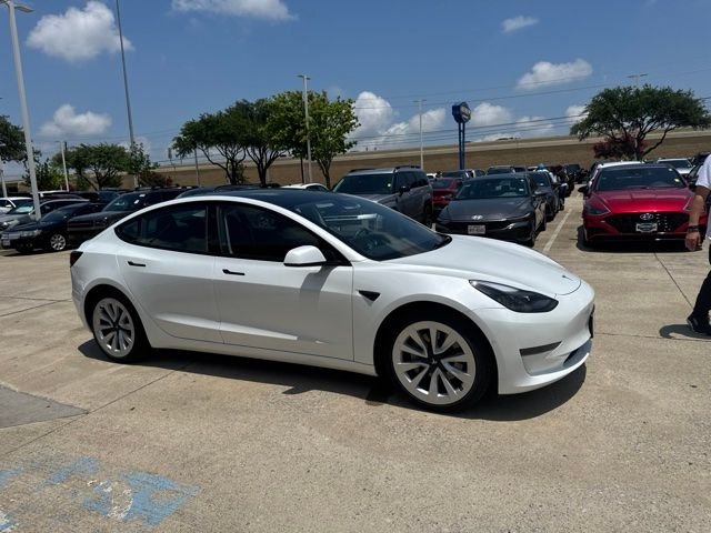 Used 2022  Tesla Base image 4