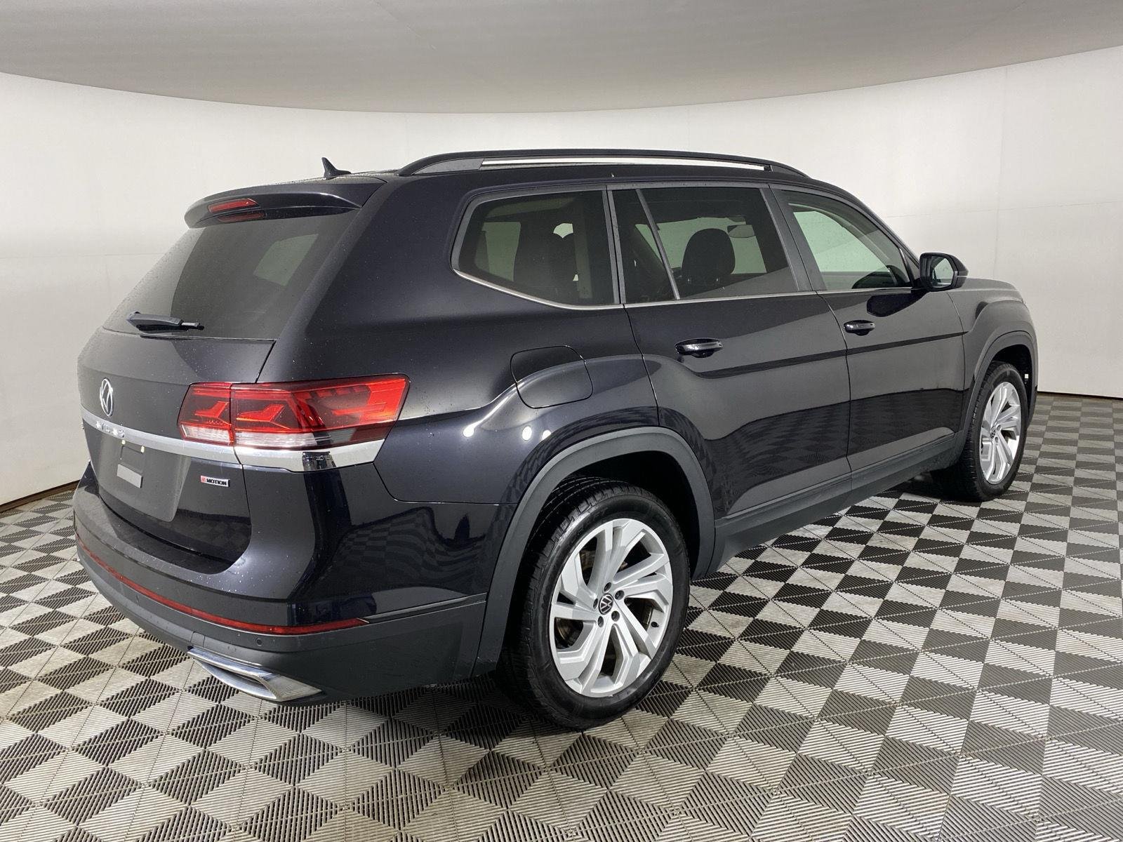 Used 2021 Deep Black Pearl Volkswagen 3.6L V6 SE w/Technology image 7