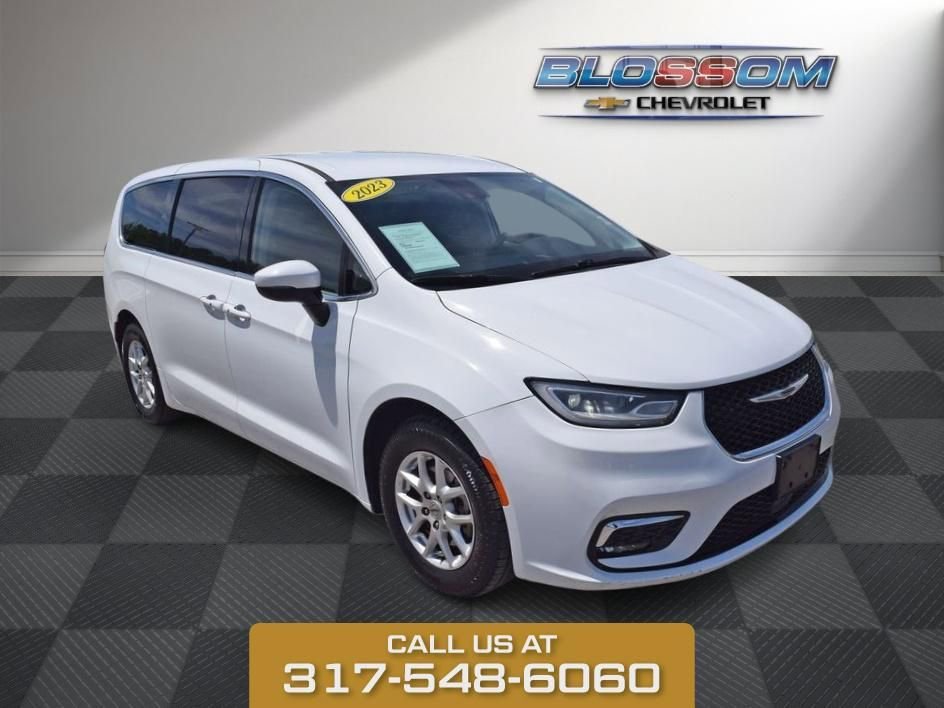 2023 Chrysler Pacifica Touring L's photo