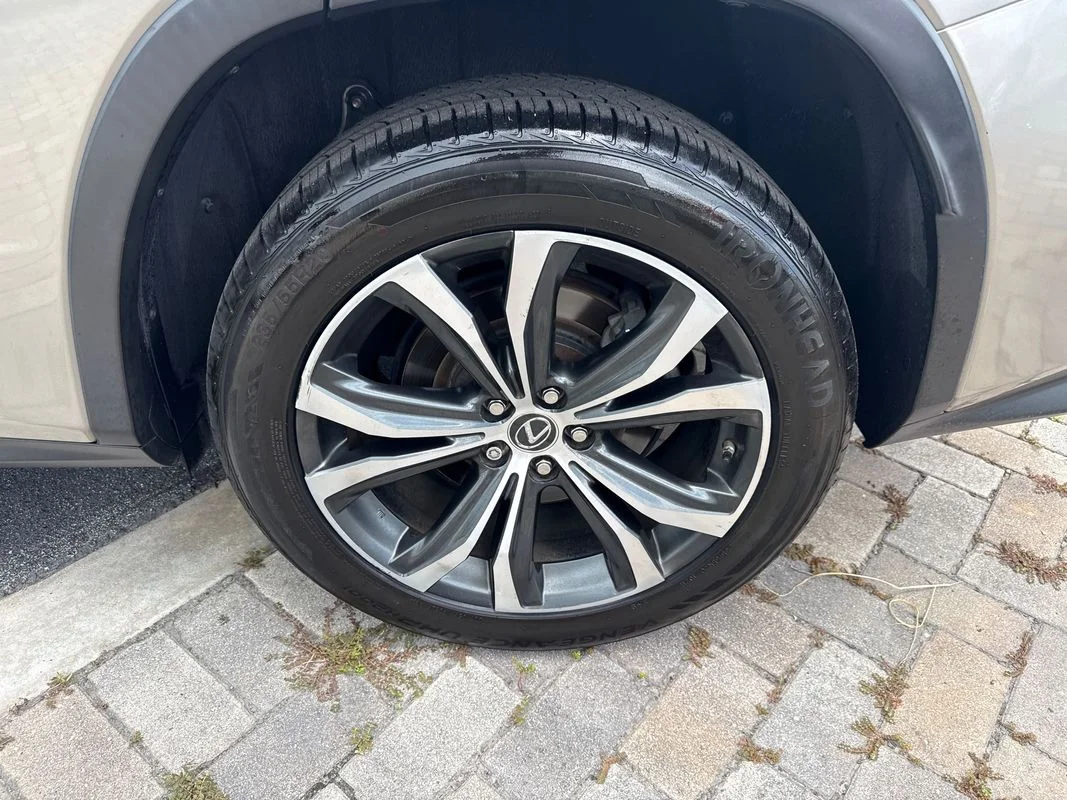 Used 2018  Lexus FWD image 9