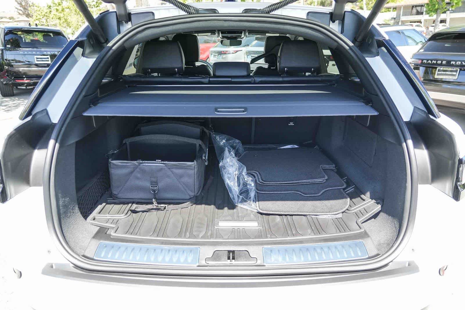 New 2026 Ostuni Pearl White Land Rover Dynamic SE image 26
