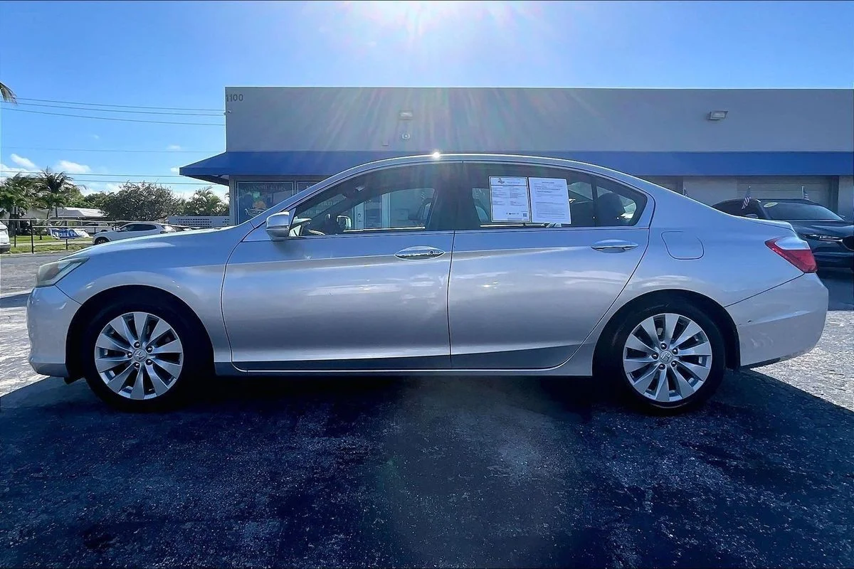 Used 2013 Silver Honda EX-L image 29