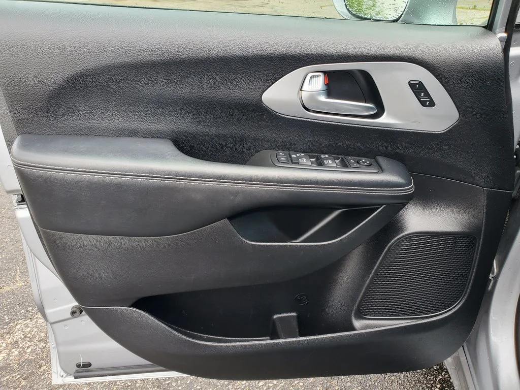 Used 2019 Silver Chrysler Limited image 24