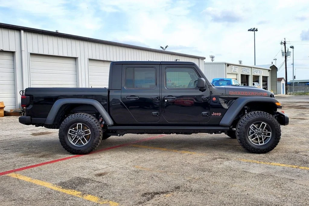 New 2025 Black Jeep Mojave image 4