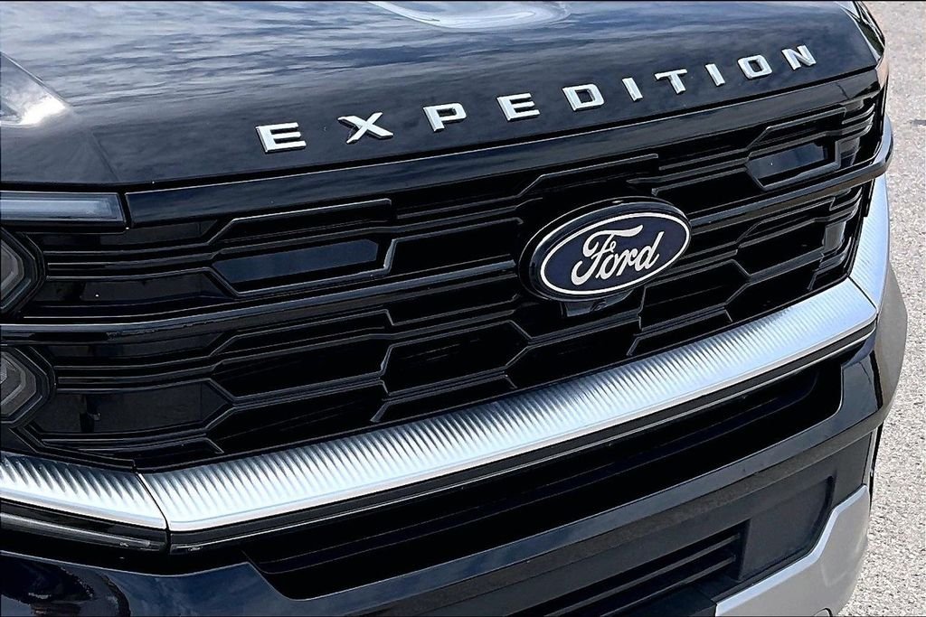 Used 2025 Black Ford Platinum image 29