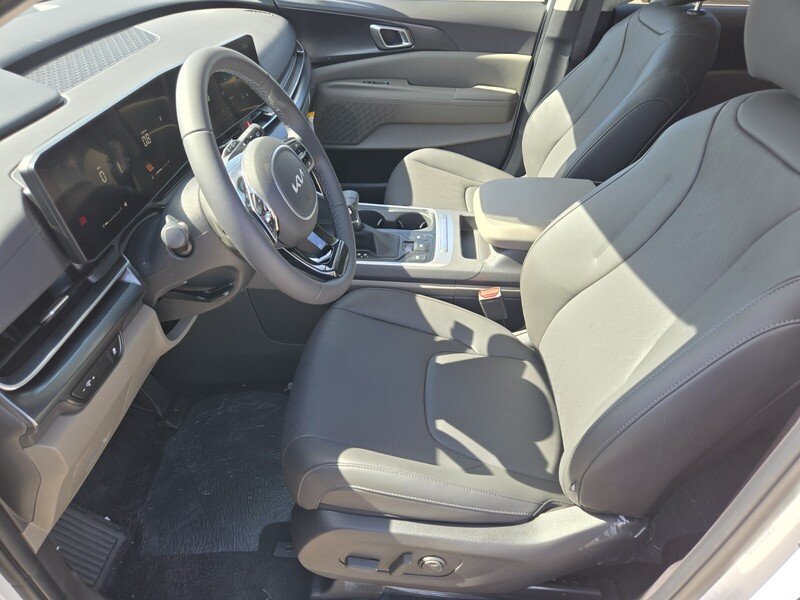 New 2026 Snow White Pearl Kia LXS image 7