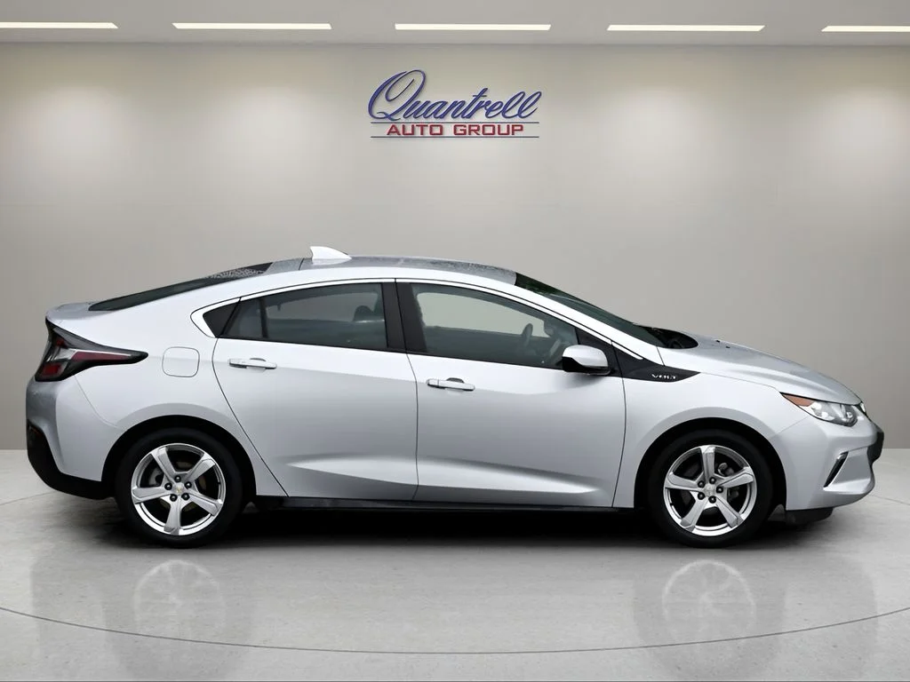 Used 2018 Silver Ice Metallic Chevrolet LT image 3