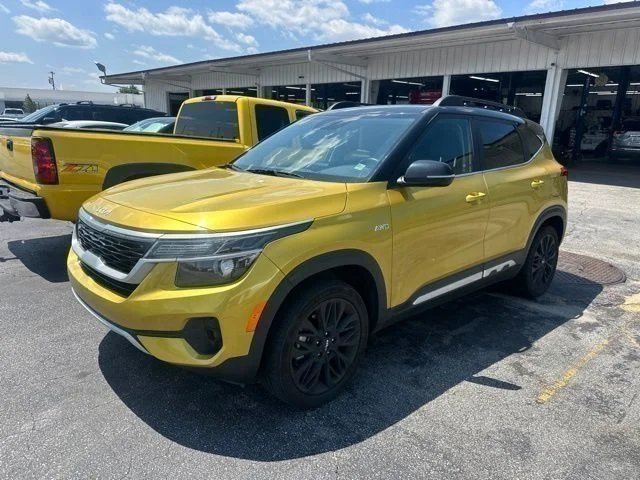 Used 2023 Yellow Kia Nightfall image 5