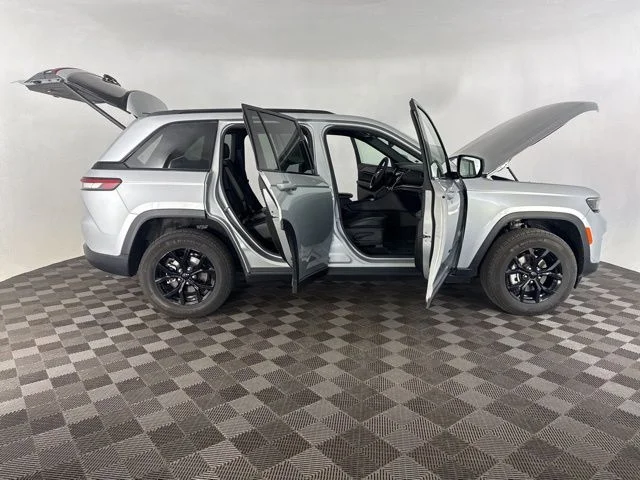 Used 2025 Silver Jeep Altitude image 16