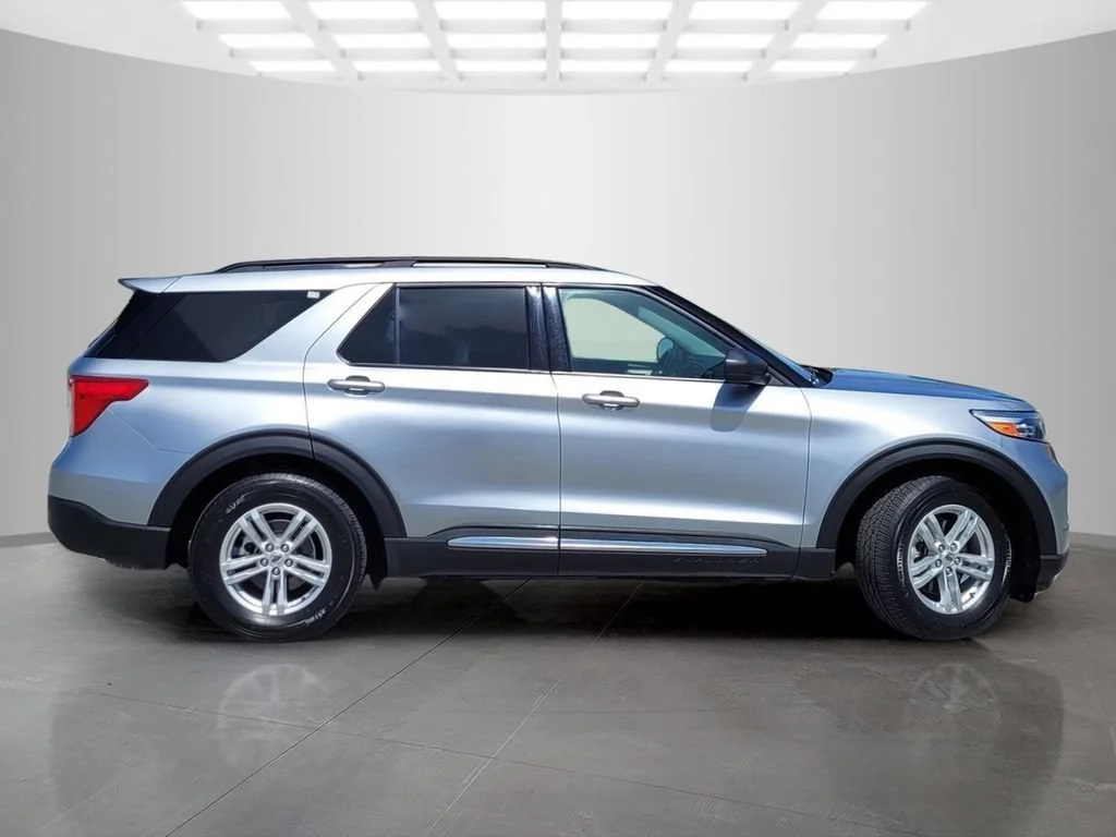 Used 2023 Iconic Silver Met Ford XLT image 3