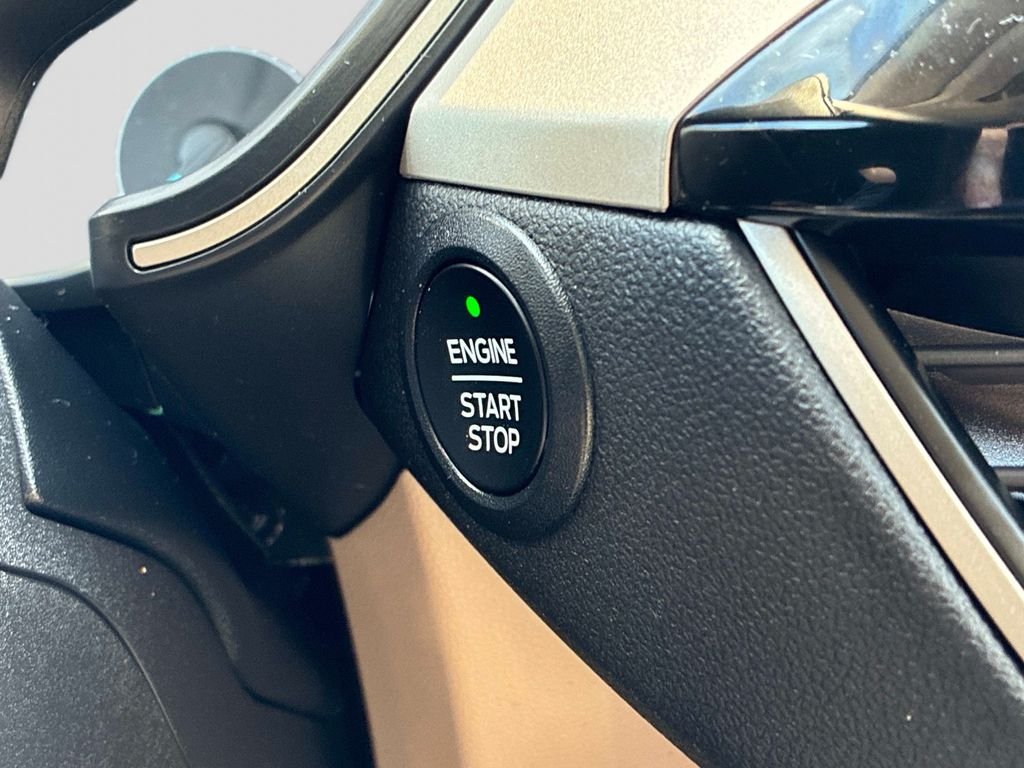 Used 2022 Blue Ford SE image 28